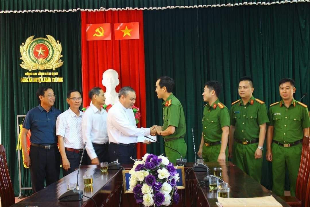 Đại diện Công an Huyện Xuân Trường thực hiện thủ tục bàn giao tài sản bị lấy trộm cho đại diện Nhà thờ Giáo xứ Kiên Lao. 