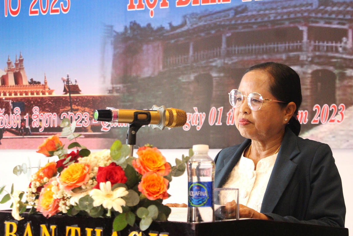 Bà Bun-hiên Bun-Chít, Chủ tịch Ủy ban Mặt trận Lào xây dựng đất nước tỉnh Sê Kông phát biểu tại Hội đàm.
