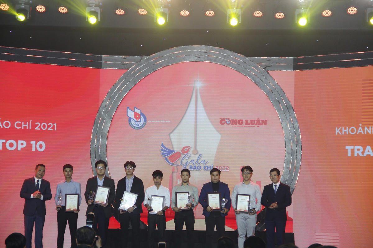 Các tác giả, có tác phẩm ảnh báo chí xuất sắc đoạt giải Top 10 “Khoảnh khắc báo chí 2021”.