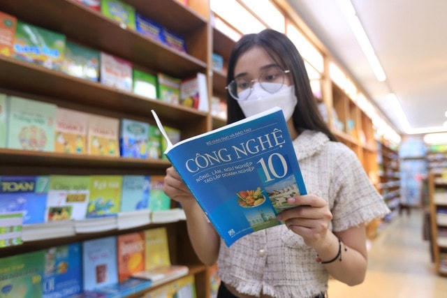 Nhiều phụ huynh vẫn lo thiếu sách trước thềm năm học mới. Ảnh: Tô Hội.