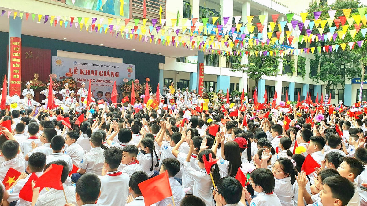 Học sinh hân hoan chào đón các em học sinh lớp 1.