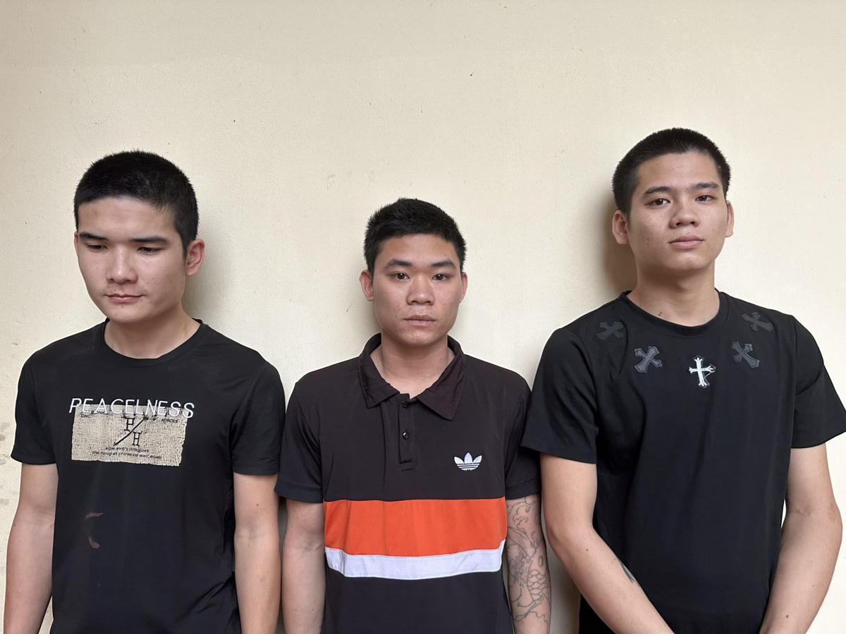  Phúc, Đức, Tuấn Anh (từ trái qua phải)  tham gia bắt giữ người trái pháp luật.