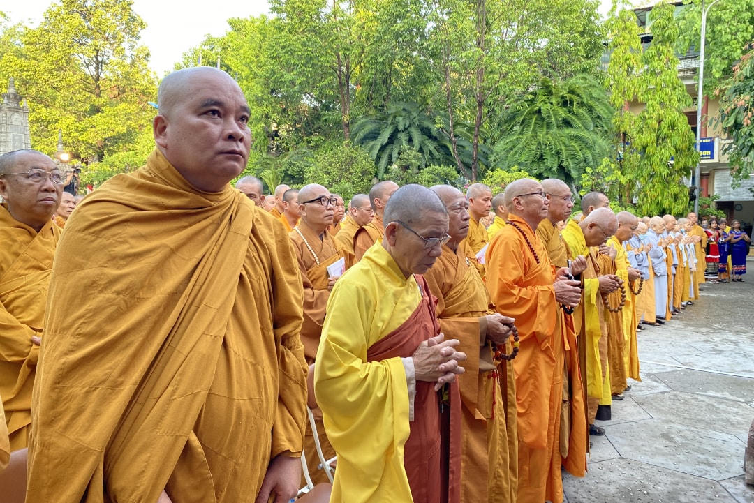 Hòa thượng, thượng tọa, đại đức thực hiên các nghi thức.