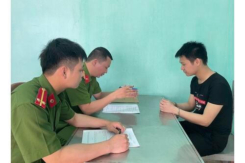 Minh khai nhận hành vi phạm tội tại cơ quan điều tra.