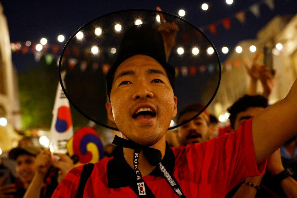 Người Hàn Quốc đổ ra đường ăn mừng chiến thắng kịch tính trước Bồ Đào Nha
