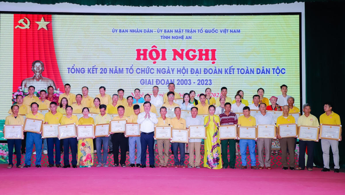 Các tập thể nhận Bằng khen của UBND tỉnh, Uỷ ban MTTQ tỉnh tại Hội nghị.
