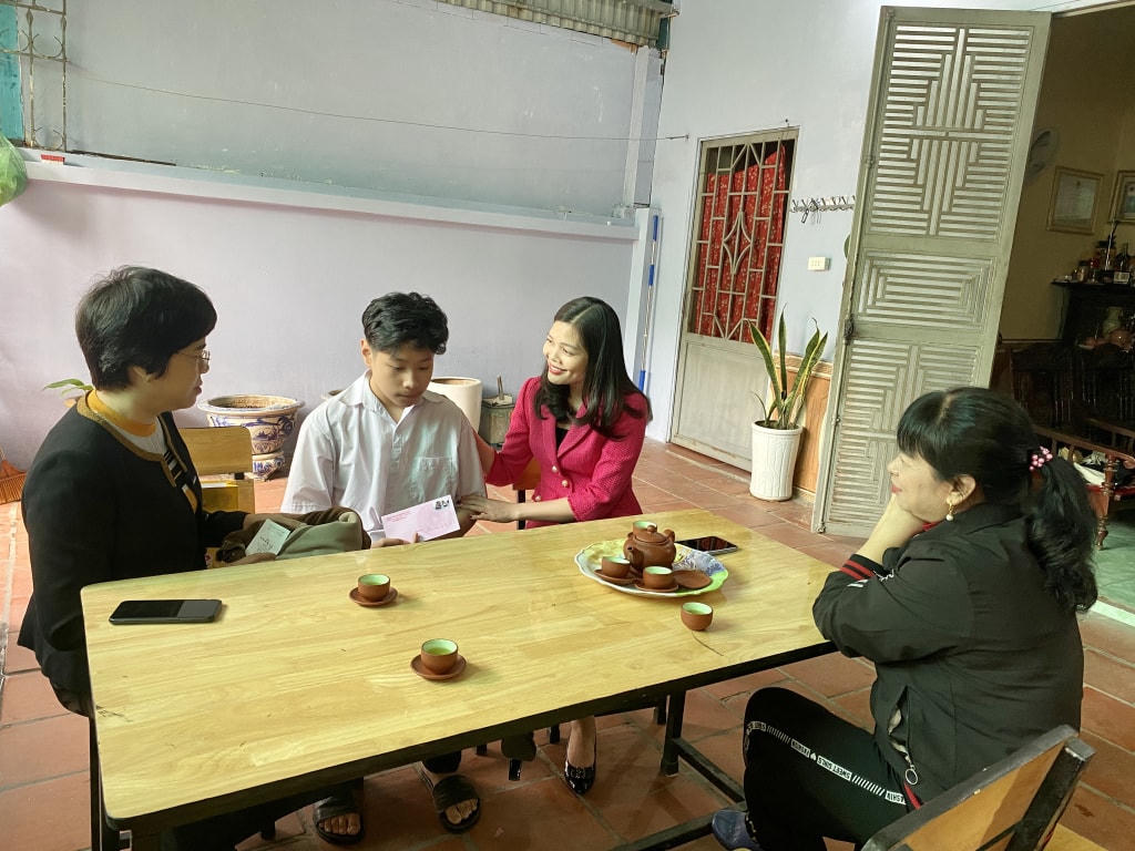 Lãnh đạo Phòng LĐ-TB&XH TP Hạ Long tặng quà Tết cho cháu Bùi Mai Đức (khu 3, phường Hà Trung), là 1 trong 120 trẻ em có hoàn cảnh khó khăn của thành phố được Phòng LĐ-TB&XH TP Hạ Long nhận đỡ đầu đến năm 18 tuổi. Ảnh: QMG