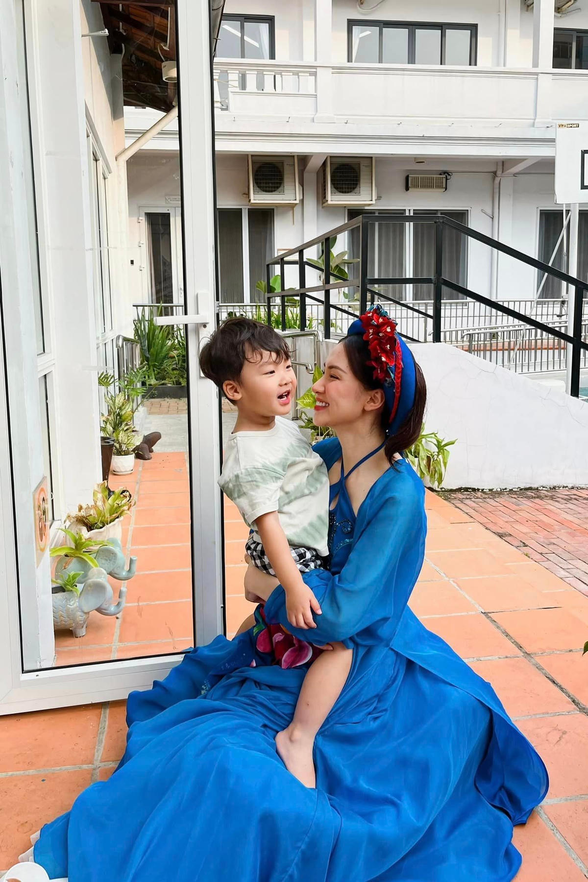 Sau ly hôn thiếu gia Minh Hải, Hòa Minzy thoải mái đăng tải khoảnh khắc bên con lên trang cá nhân Facebook. Ảnh: FBNV. 