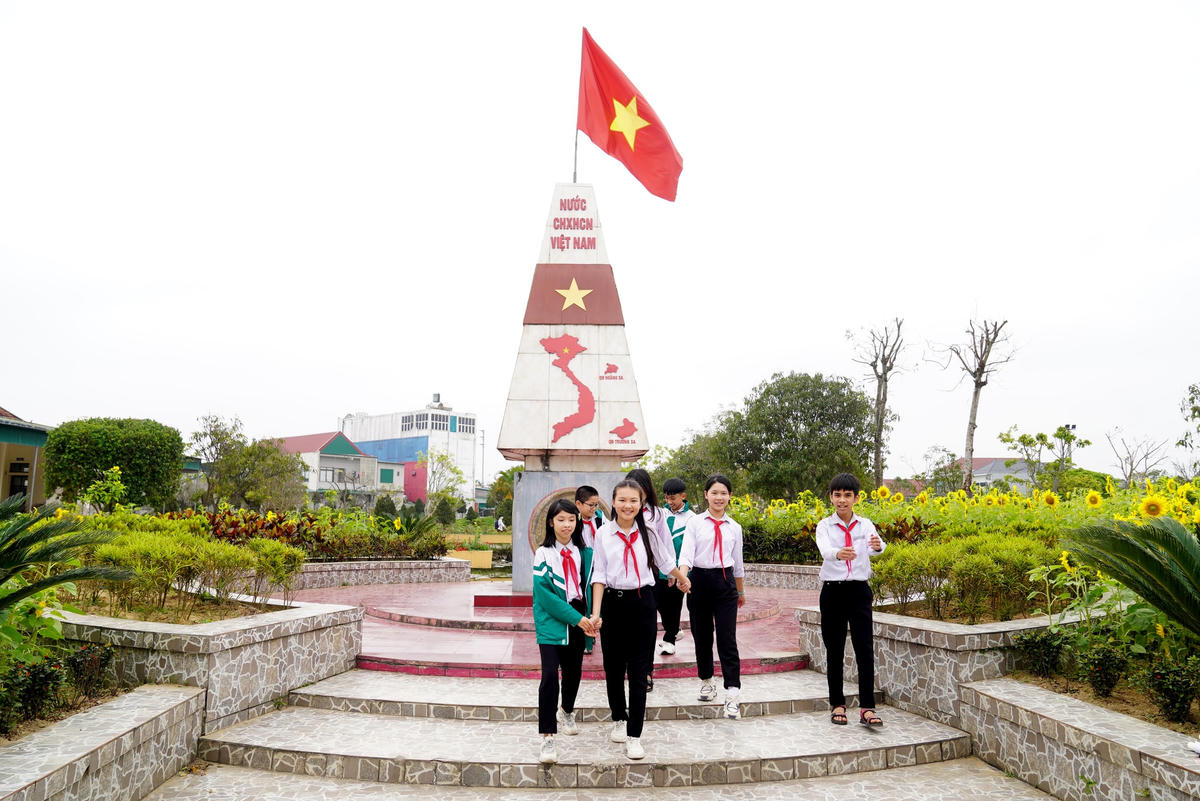 Khu biểu tượng chủ quyền của Việt Nam đối với quần đảo Hoàng Sa và Trường Sa nổi bật giữa không gian hoa lá xanh tươi.