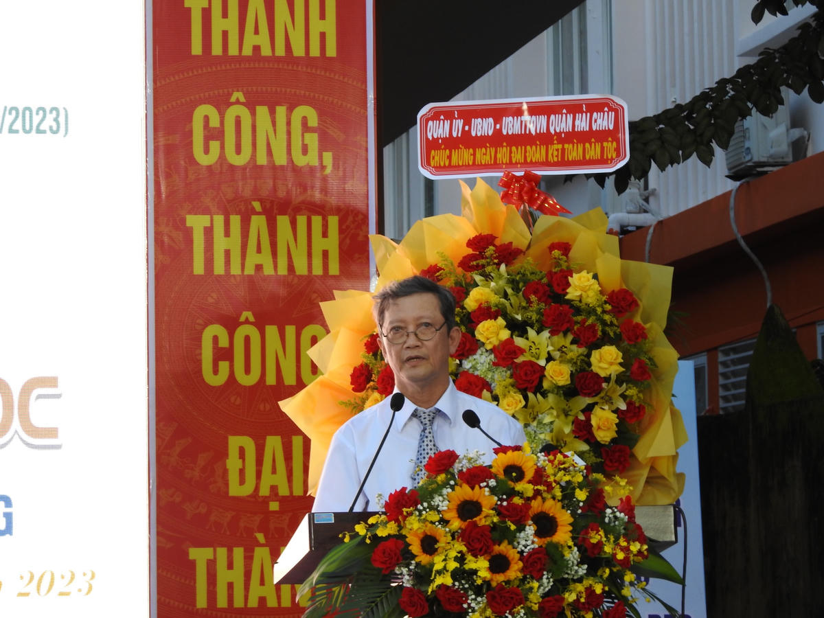 Ông Trần Đấu, Trưởng Ban công tác Mặt trận KDC Định Thọ báo cáo những thành tích đã đạt được trong năm 2023. Ảnh: Thanh Tùng.