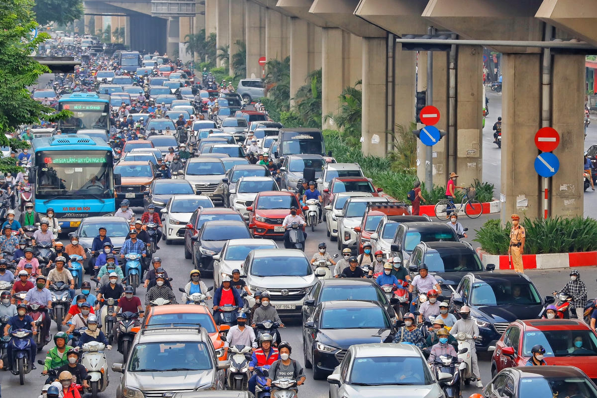 Xe máy, ô tô chen chúc nhau di chuyển.