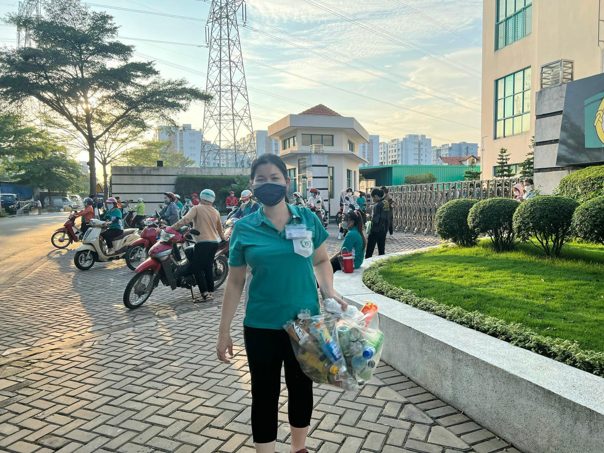 Chị Ngô Thị Hồng Oanh tranh thủ nhặt ve chai kiếm thêm thu nhập.