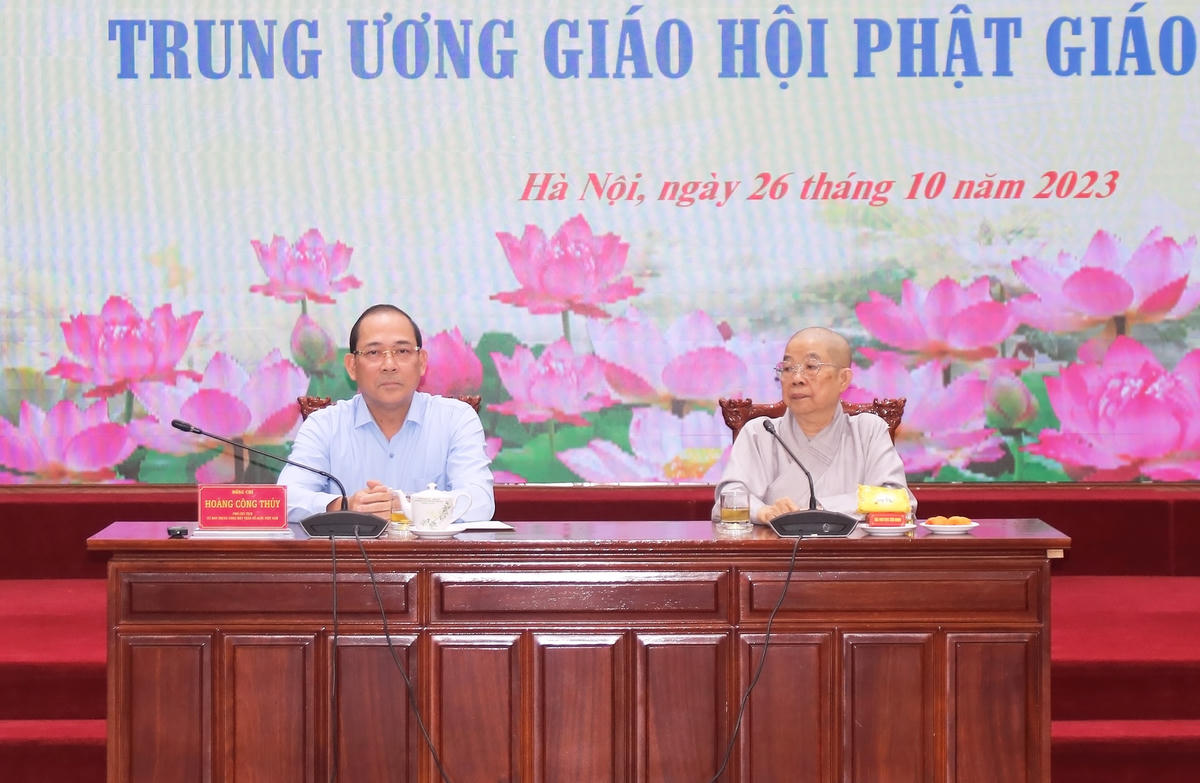 Phó Chủ tịch Hoàng Công Thủy và Ni trưởng Thích nữ Nhật Khương, Trưởng Phân ban Ni giới Trung ương GHPG Việt Nam.