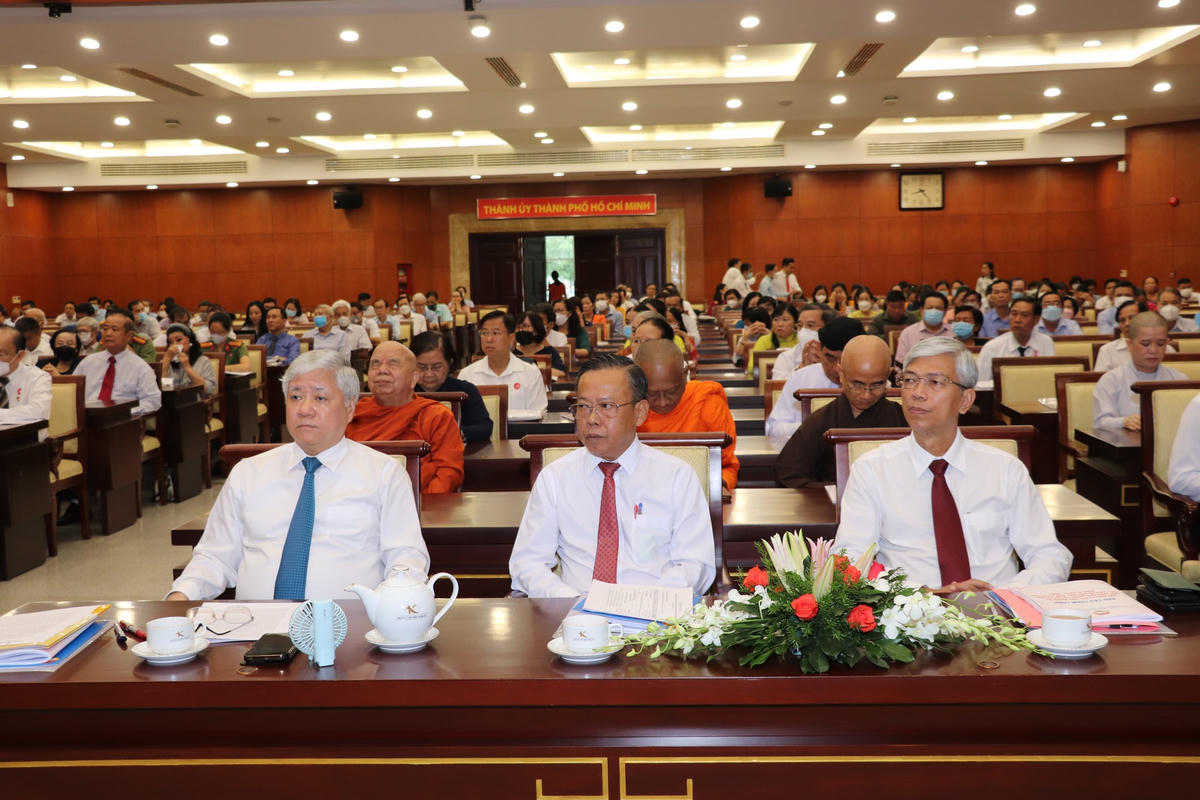 Chủ tịch UBTƯ MTTQ Việt Nam Đỗ Văn Chiến và Phó Chủ tịch, Tổng Thư ký UBTƯMTTQ Việt Nam tại hội nghị.