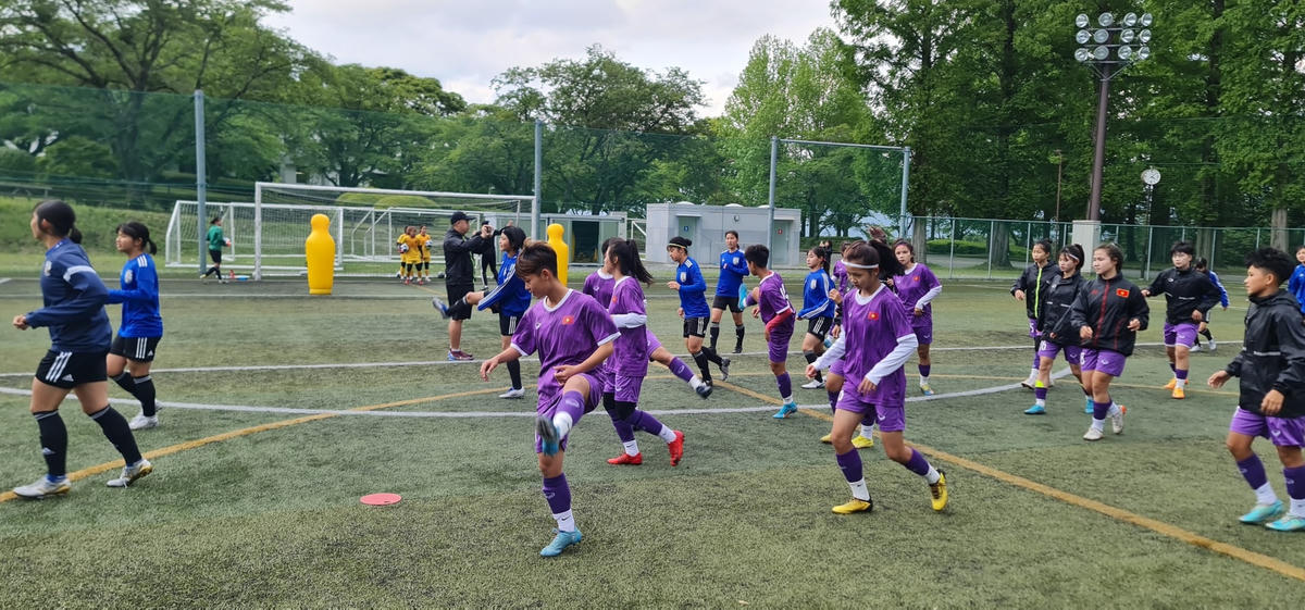 ĐT U20 nữ Việt Nam cùng tập luyện với các cầu thủ Nhật Bản. Ảnh: VFF.