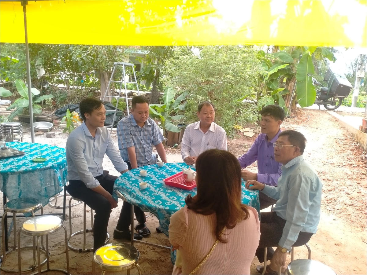 Đại diện chính quyền địa phương đã đến thăm hỏi, động viên gia đình cháu bé.