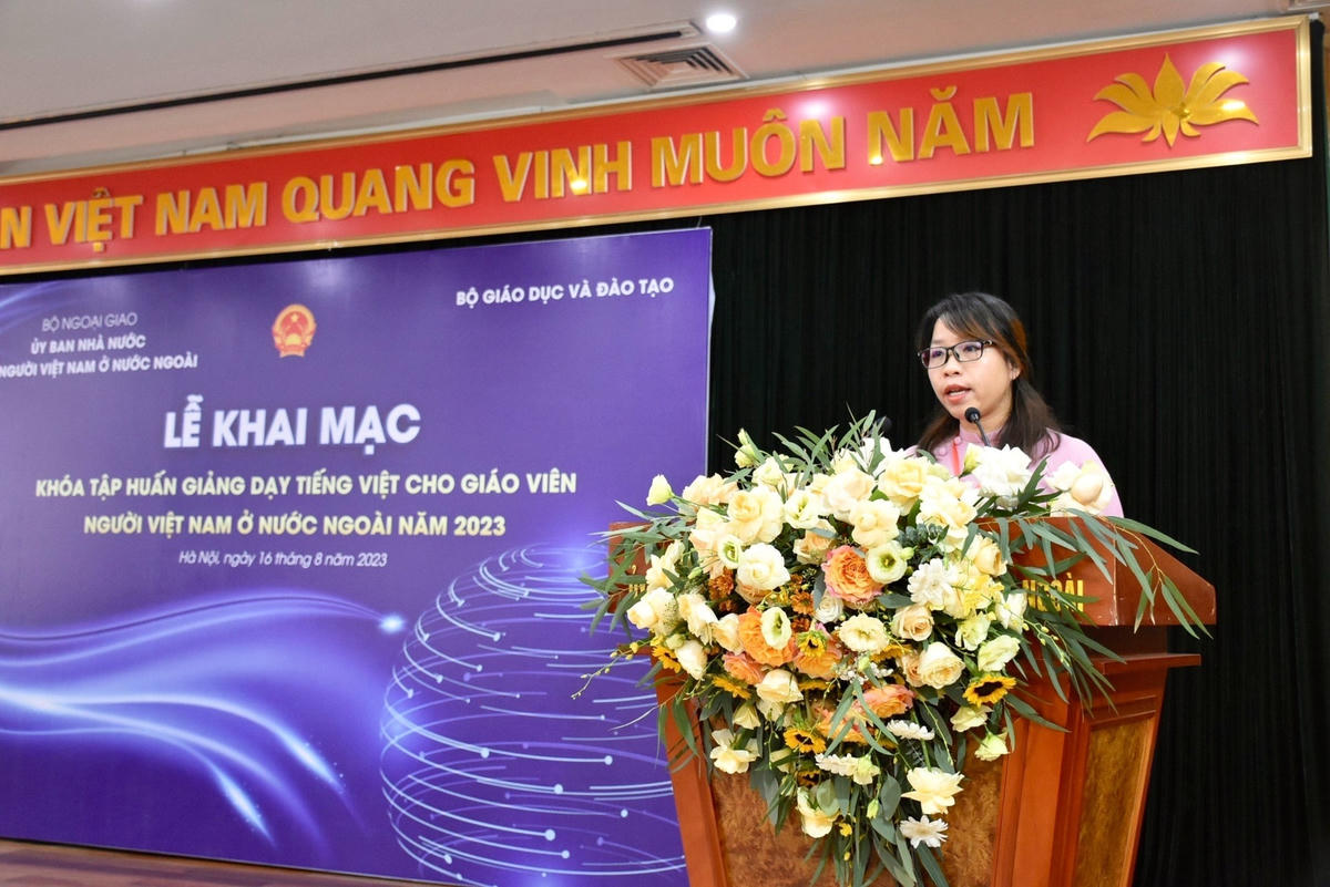 Cô Nguyễn Thị Thu Huyền, giáo viên dạy tiếng Việt tại Lào đại diện hơn 60 đại biểu phát biểu tại Lễ khai mạc.
