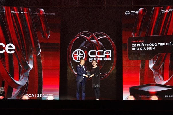 Ông Nguyễn Mạnh Thắng, thành viên của Hội đồng thẩm định chung khảo trao cúp cho bà Hồ Thanh Hương - Tổng Giám đốc VinFast thị trường Việt Nam.