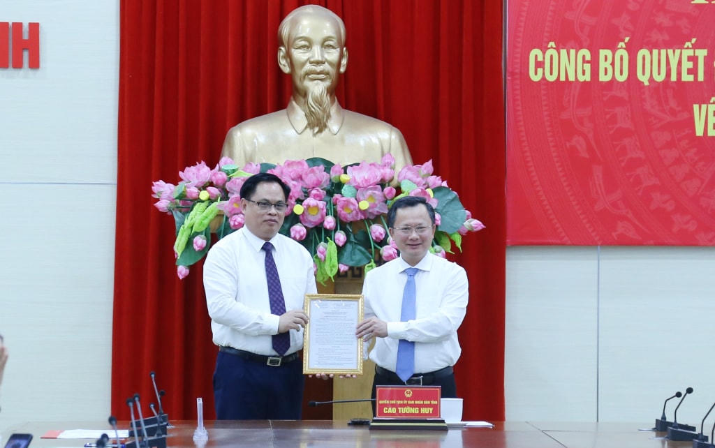 Ông Cao Tường Huy, Quyền Chủ tịch UBND tỉnh trao quyết định nghỉ hưu cho ông Phạm Ngọc Thủy. Ảnh: Nguyễn Thanh.