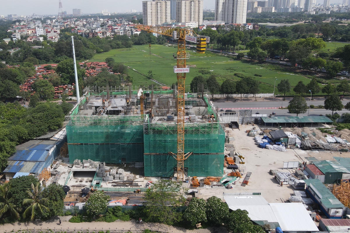 Tầng 1 có chức năng chính là văn phòng, dịch vụ thương mại, sảnh căn hộ, phòng trực phòng cháy, chữa cháy (PCCC); tổng diện tích sàn là hơn 1.200 m2, cao 4,5 m. Tầng 2 với chức năng chính là để xe đạp, xe máy; phòng sinh hoạt cộng đồng; văn phòng ban quản lý; tổng diện tích sàn khoảng hơn 1.200 m2, tầng cao 3,6 m.