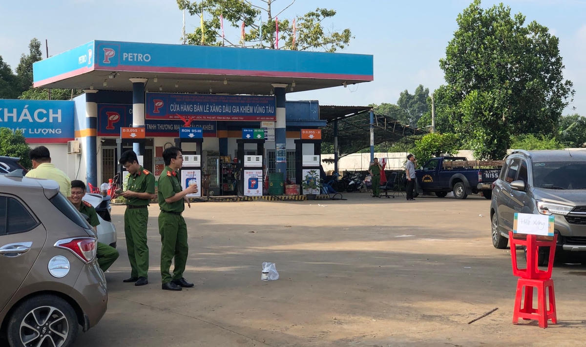 Lực lượng chức năng phong tỏa cây xăng để kiểm tra, khám xét. (Ảnh: CTV)