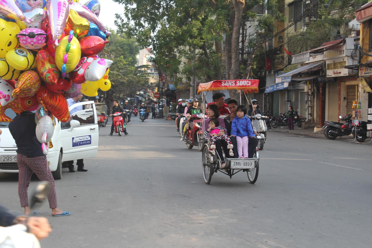 Cho con trải nghiệm ngồi xe xích lô.  