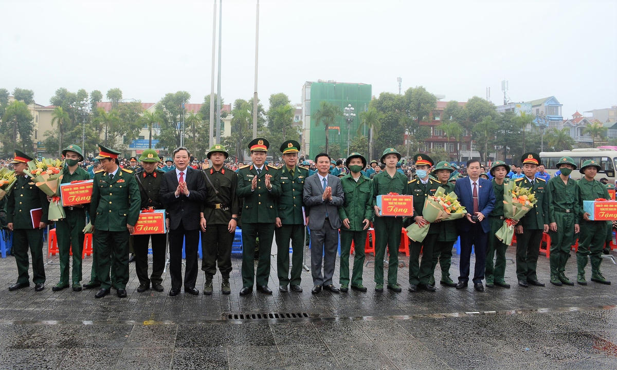 Ông Đỗ Trọng Hưng, Bí thư Tỉnh ủy Thanh Hóa cùng lãnh đạo Quân khu 4 tặng quà cho các tân binh.