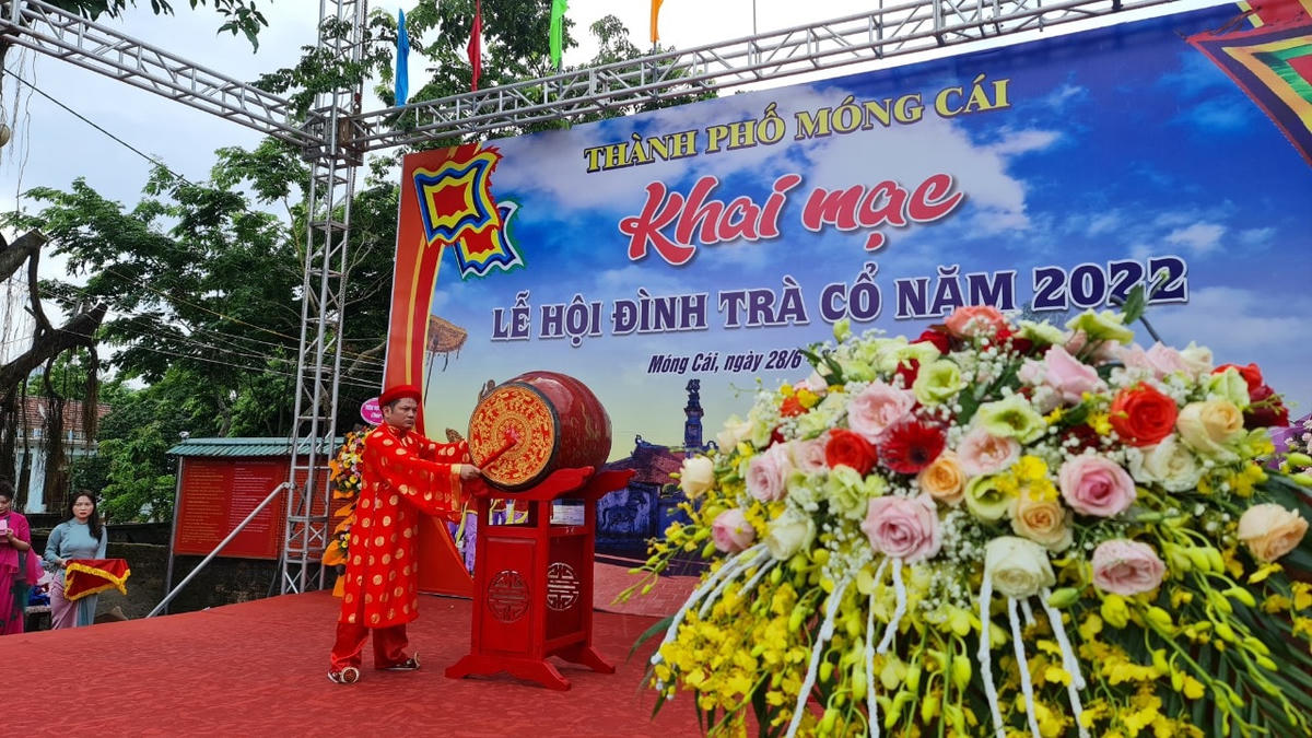 Phó Chủ tịch UBND thành phố Móng Cái Đỗ Văn Tuấn đánh trống khai hội. 