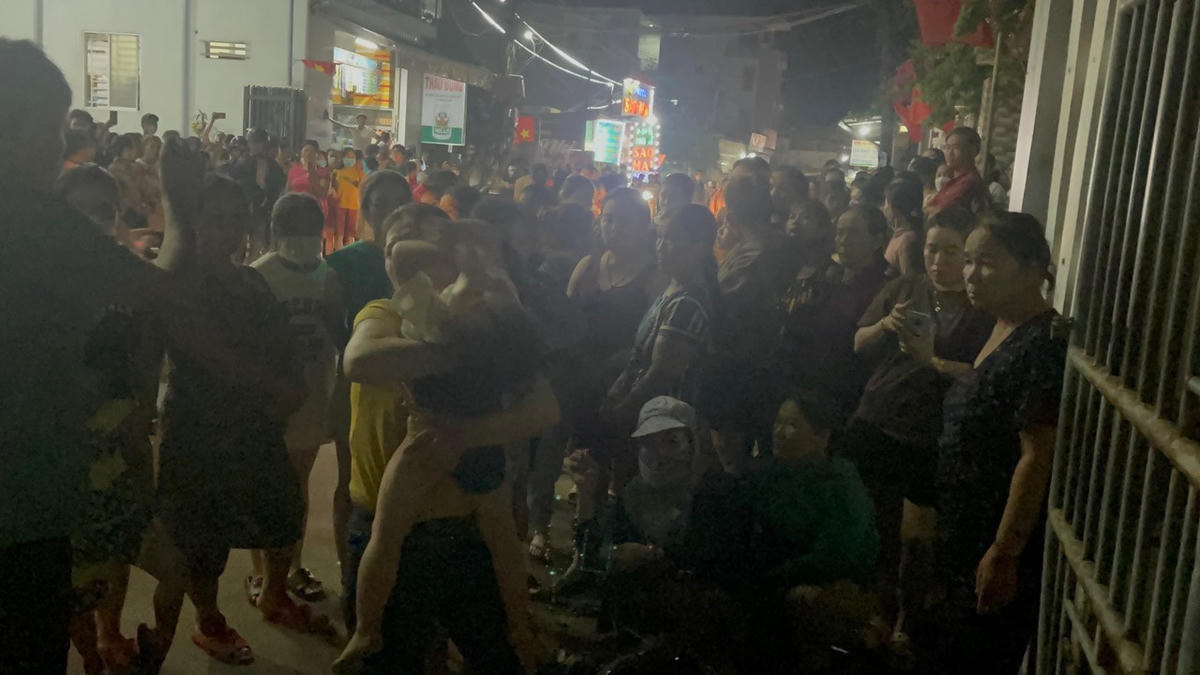 Người dân tập trung trước nhà ông T. và bà H. để đòi nợ.