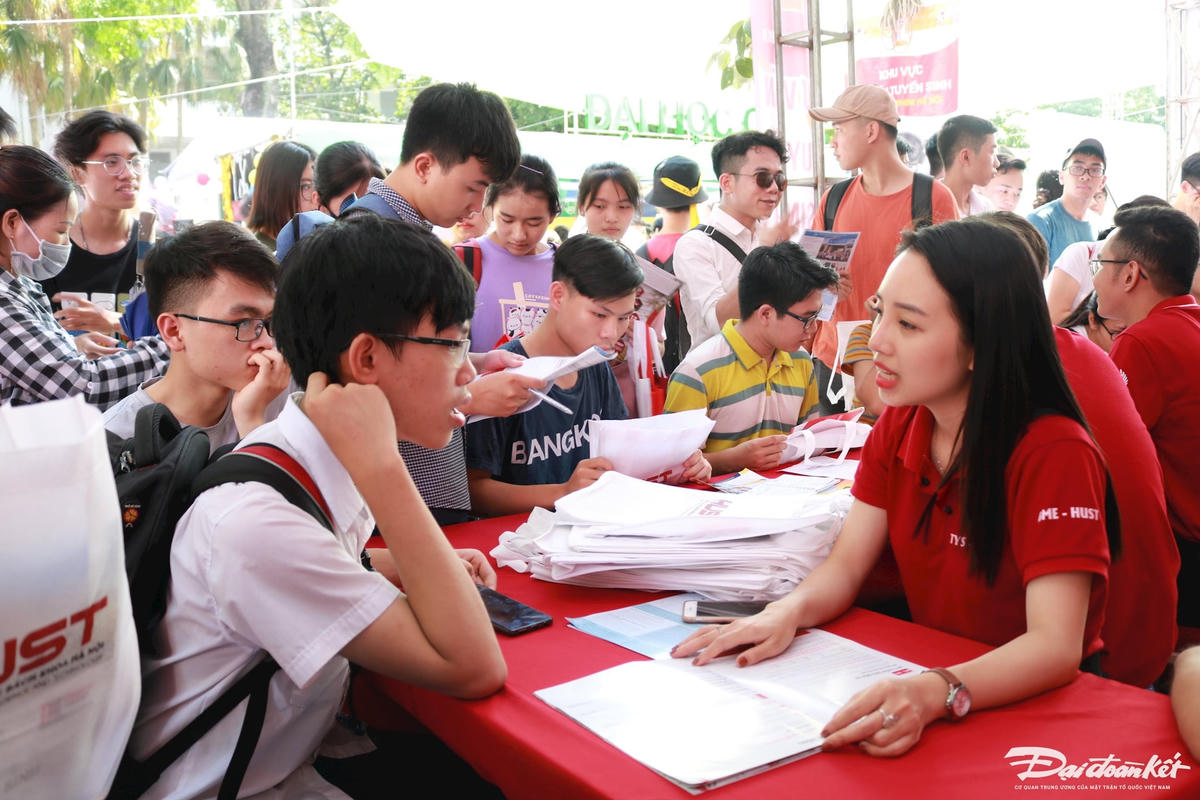 Thí sinh tìm hiểu thông tin tuyển sinh của các trường đại học.