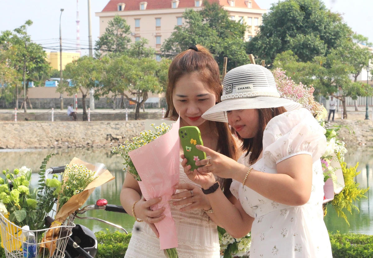 Nhiều bạn trẻ lưu lại khoảnh khắc trong ngày nghỉ lễ Quốc khánh 2-9.