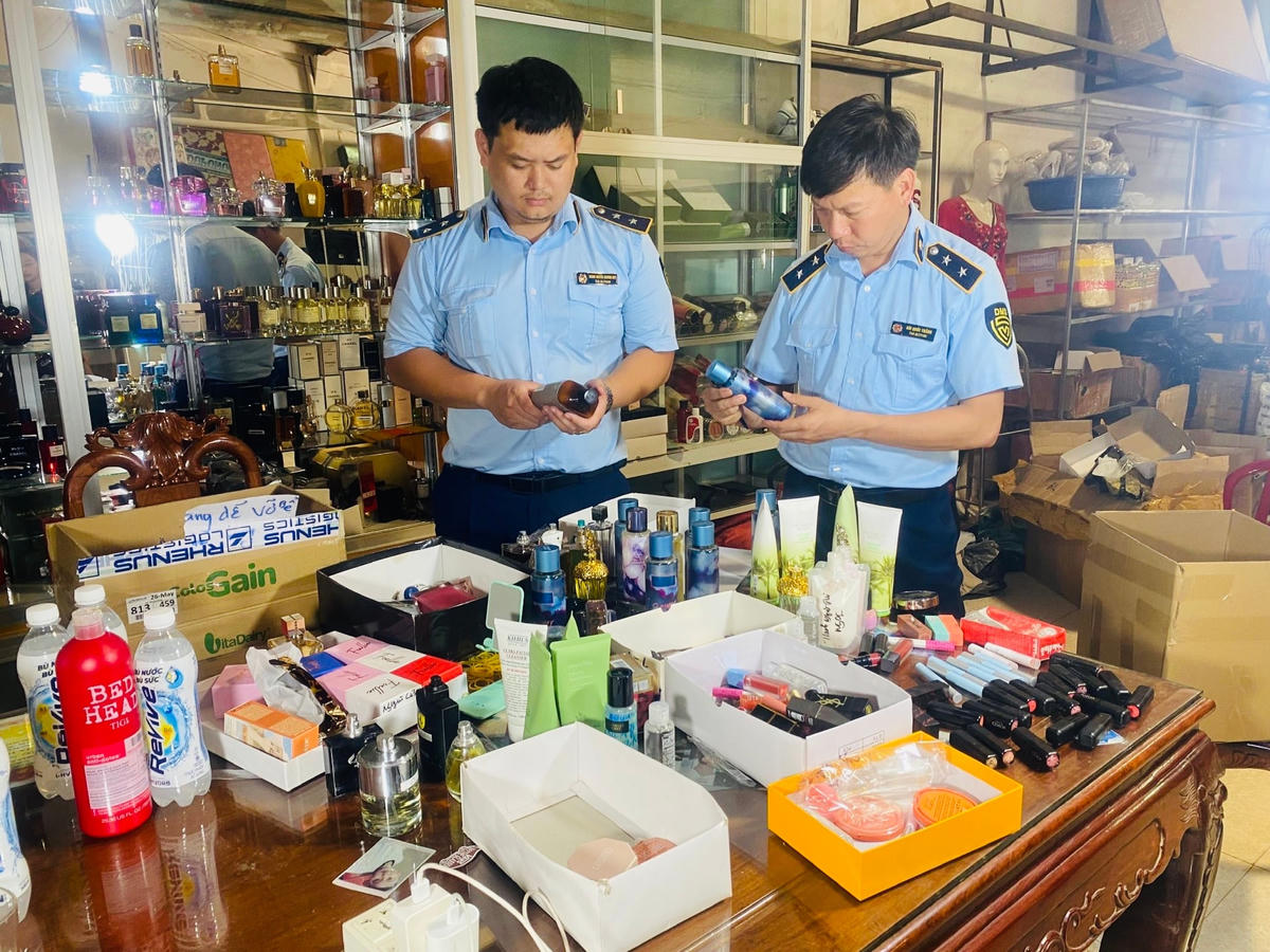 Cục Quản lý thị trường tỉnh Đắk Lắk kiểm tra các mặt hàng, dược phẩm, mỹ phẩm...