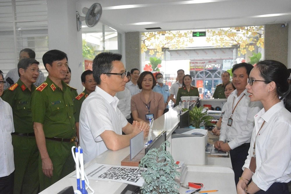 Phó Thủ tướng Vũ Đức Đam trò chuyện, hỏi thăm công việc của các cán bộ công chức tại quận 1, TP HCM. (Ảnh: Hồng Phúc).