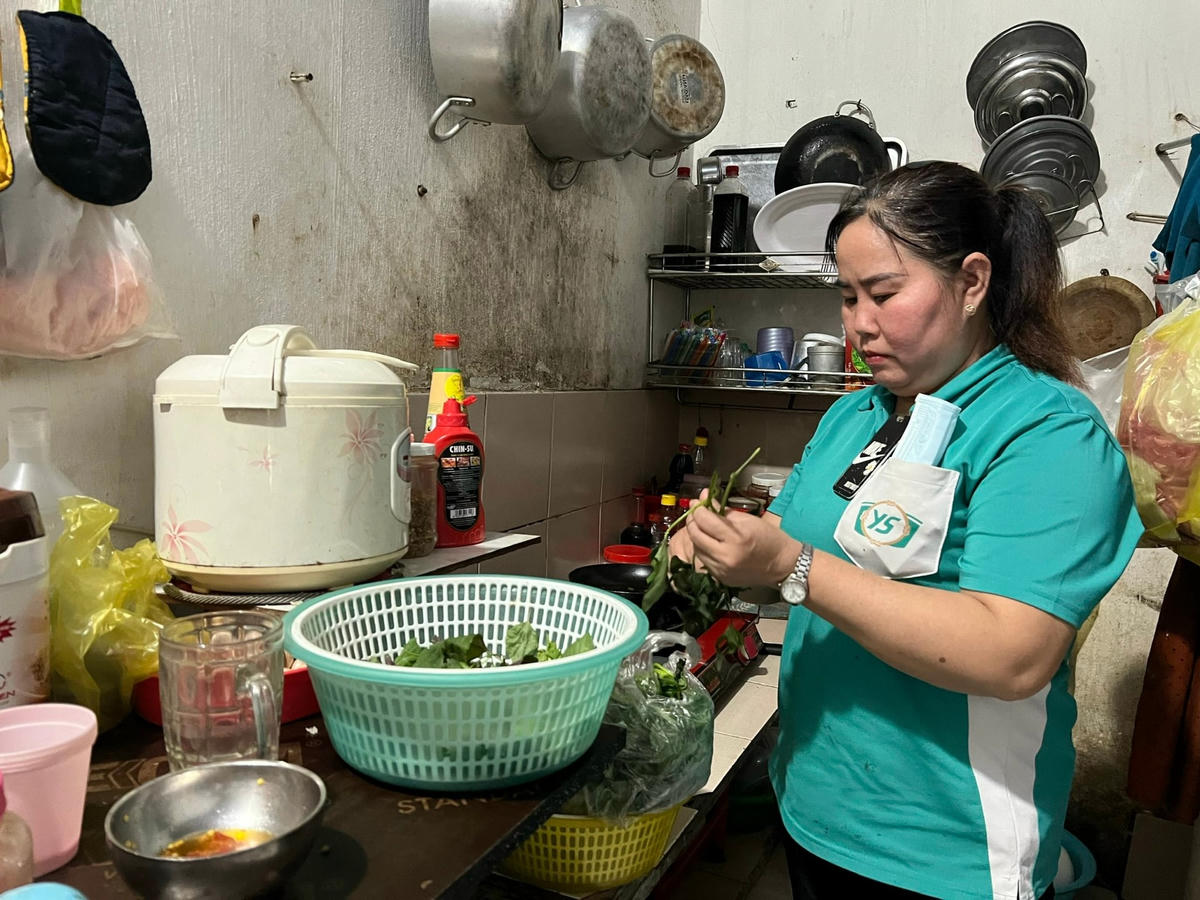 Bữa cơm của gia đình bà Trần Thị Giúp rất đạm bạc.
