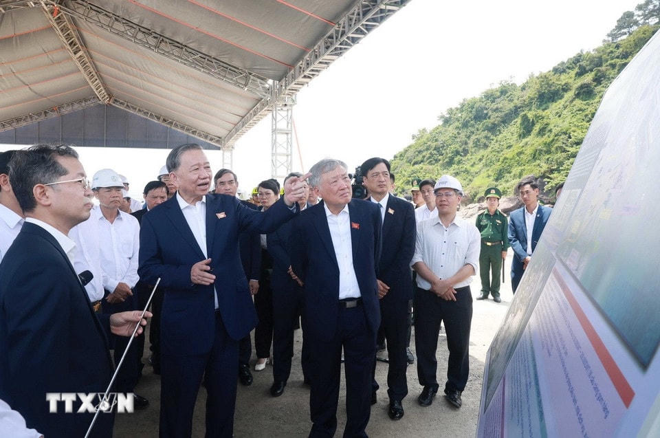Tổng Bí thư Tô Lâm thăm dự án đầu tư, xây dựng Bến cảng Liên Chiểu-phần cơ sở hạ tầng dùng chung. (Ảnh: Thống Nhất/TTXVN)