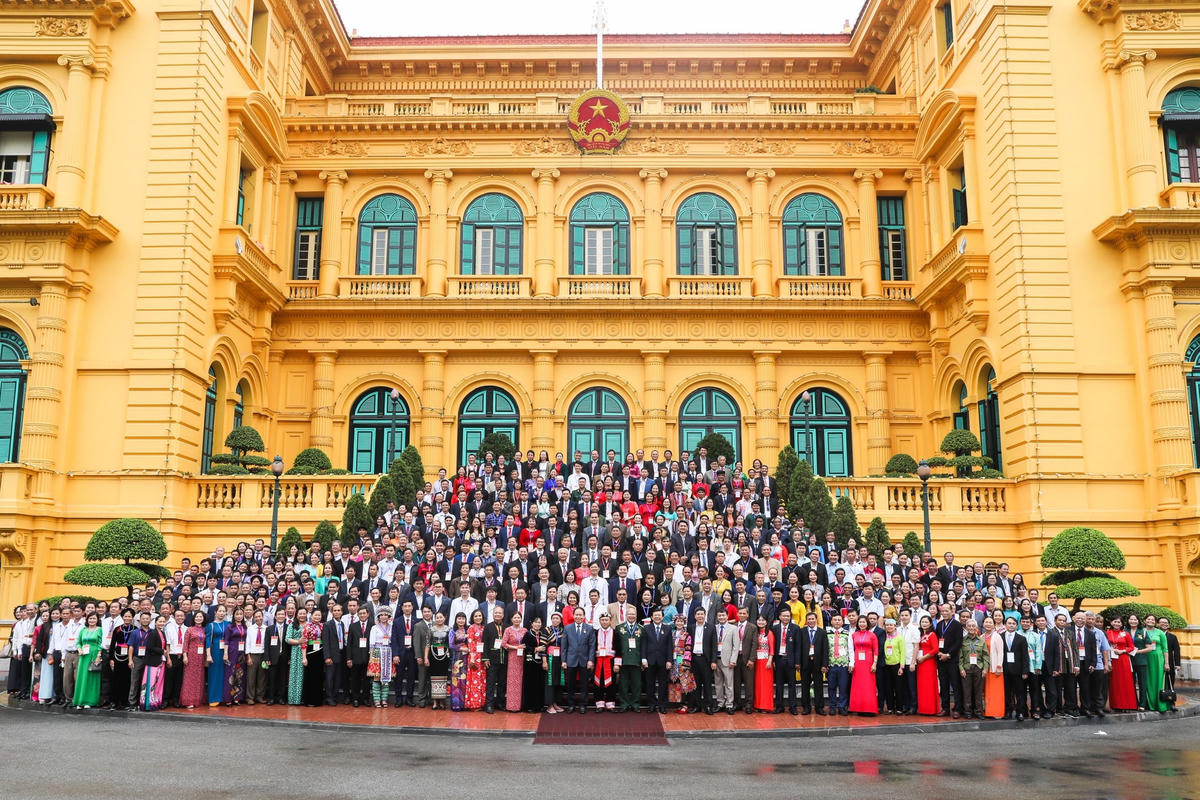 Đoàn đại biểu chụp ảnh lưu niệm tại Phủ Chủ tịch.