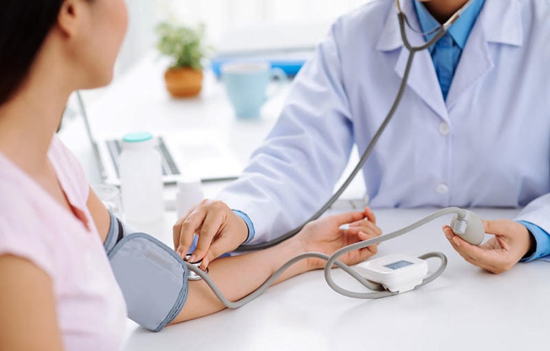 Khám sức khỏe định kỳ giúp phát hiện các bệnh ung thư sớm. Ảnh: Nguyễn Minh.