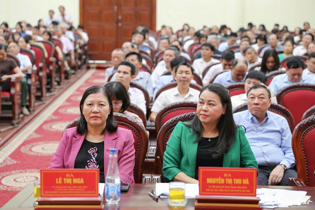 Phó Bí thư Thường trực Đảng uỷ Mặt trận Tổ quốc, các đoàn thể Trung ương, Phó Chủ tịch - Tổng Thư ký Ủy ban Trung ương Mặt trận Tổ quốc Việt Nam Nguyễn Thị Thu Hà lắng nghe các ý kiến của cử tri. Ảnh: Đình Minh