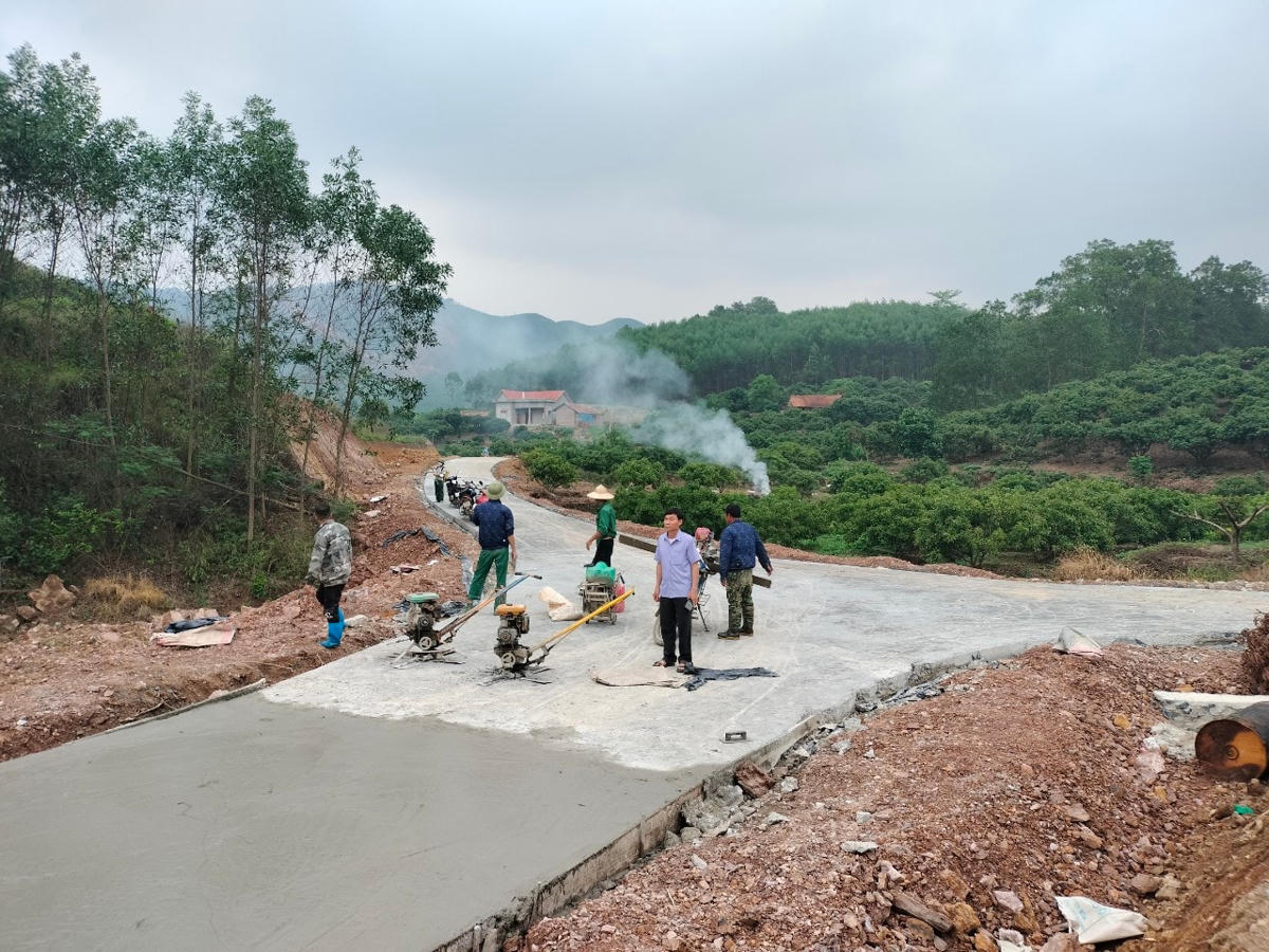 Giám sát việc làm đường bê tông thôn Việt Tiến, xã Giáo Liêm, huyện Sơn Động, Bắc Giang. Ảnh: Trần Quyên.