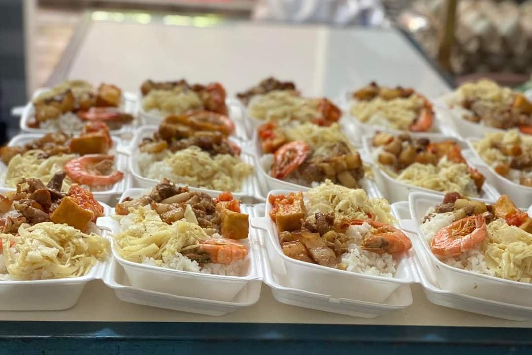 Những suất cơm miễn phí cho thí sinh.