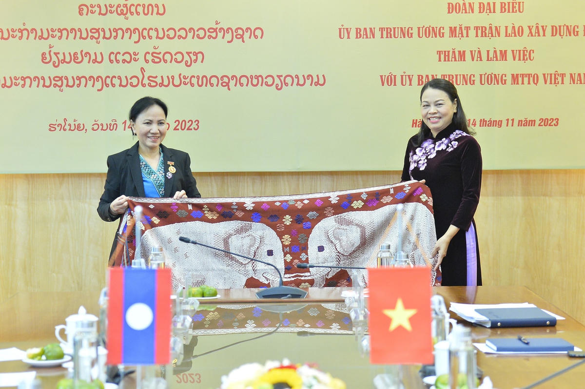 Phó Chủ tịch - Tổng Thư ký Nguyễn Thị Thu Hà nhận quà lưu niệm từ bà Inlavanh Keobounphanh, Phó Chủ tịch Ủy ban Trung ương Mặt trận Lào xây dựng đất nước. Ảnh: Minh Đức.