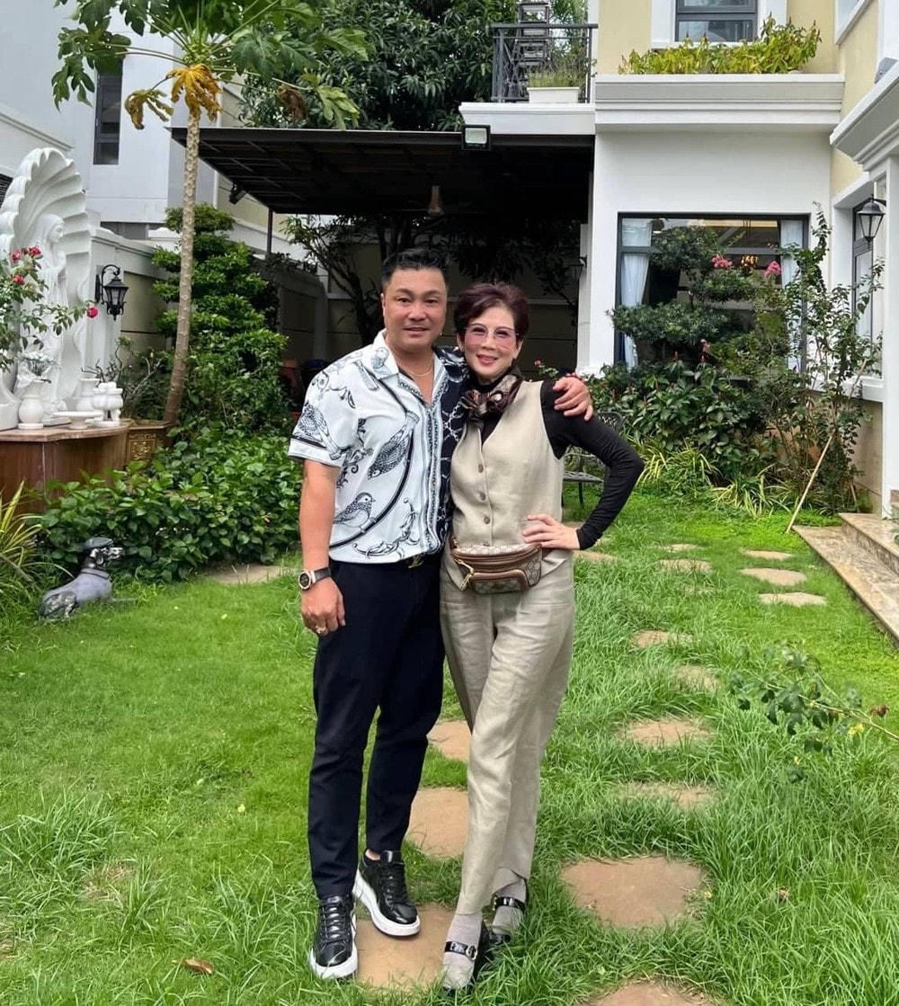 Gặp lại "người tình màn ảnh", Lý Hùng không giấu nổi sự ngỡ ngàng, vui mừng và hạnh phúc. 