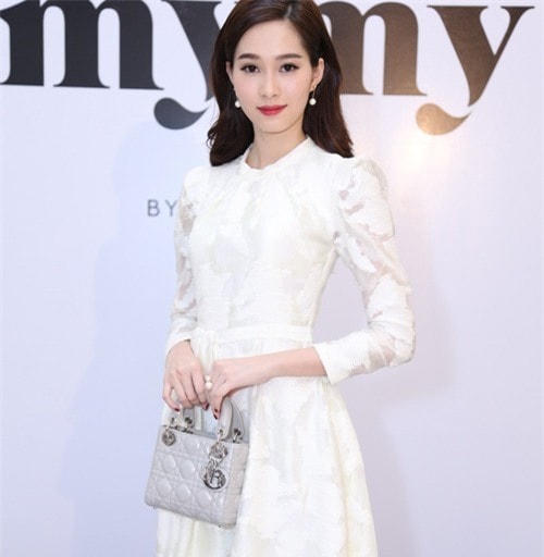 Trong sự kiện tại Indochine House, cô diện túi hiệu trăm triệu của Dior.