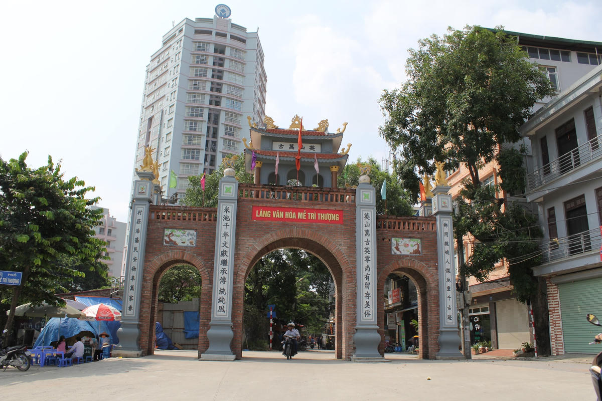 Cổng làng Mễ Trì Thượng.  
