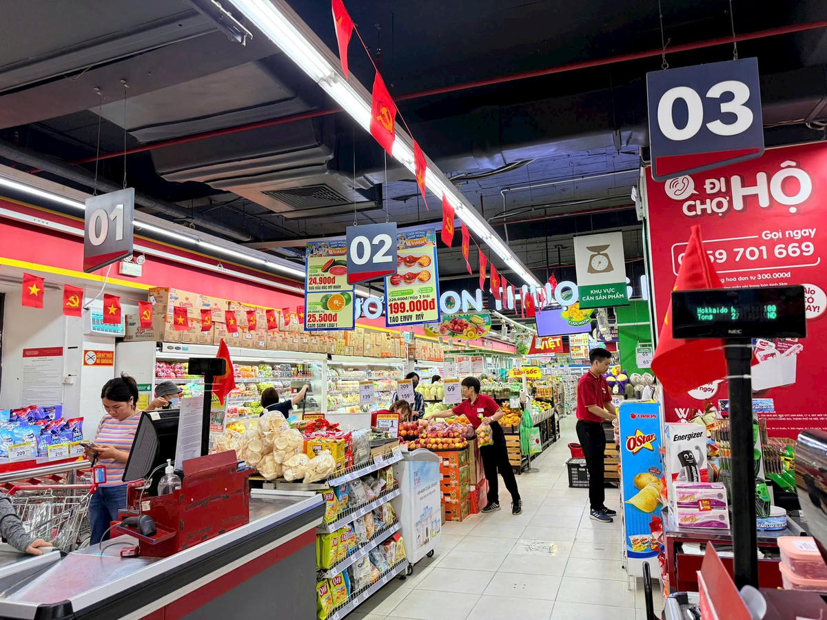 Hàng hoá đầy ắp các gian hàng của một siêu thị tại Hà Nội ngày sát nghỉ lễ 30/4-1/5. Ảnh: TB.