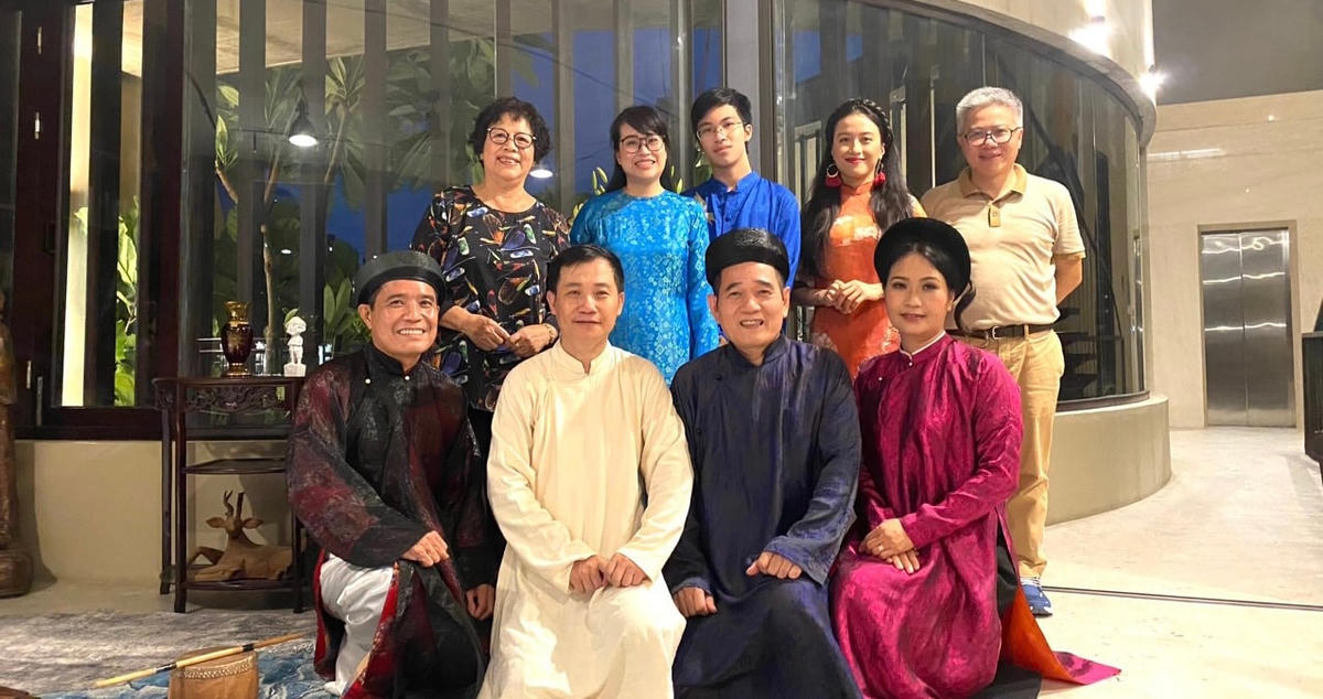 Nhóm nghệ sĩ chụp ảnh lưu niệm với giáo sư Ngô Bảo Châu (người đứng ngoài cùng bên phải).  