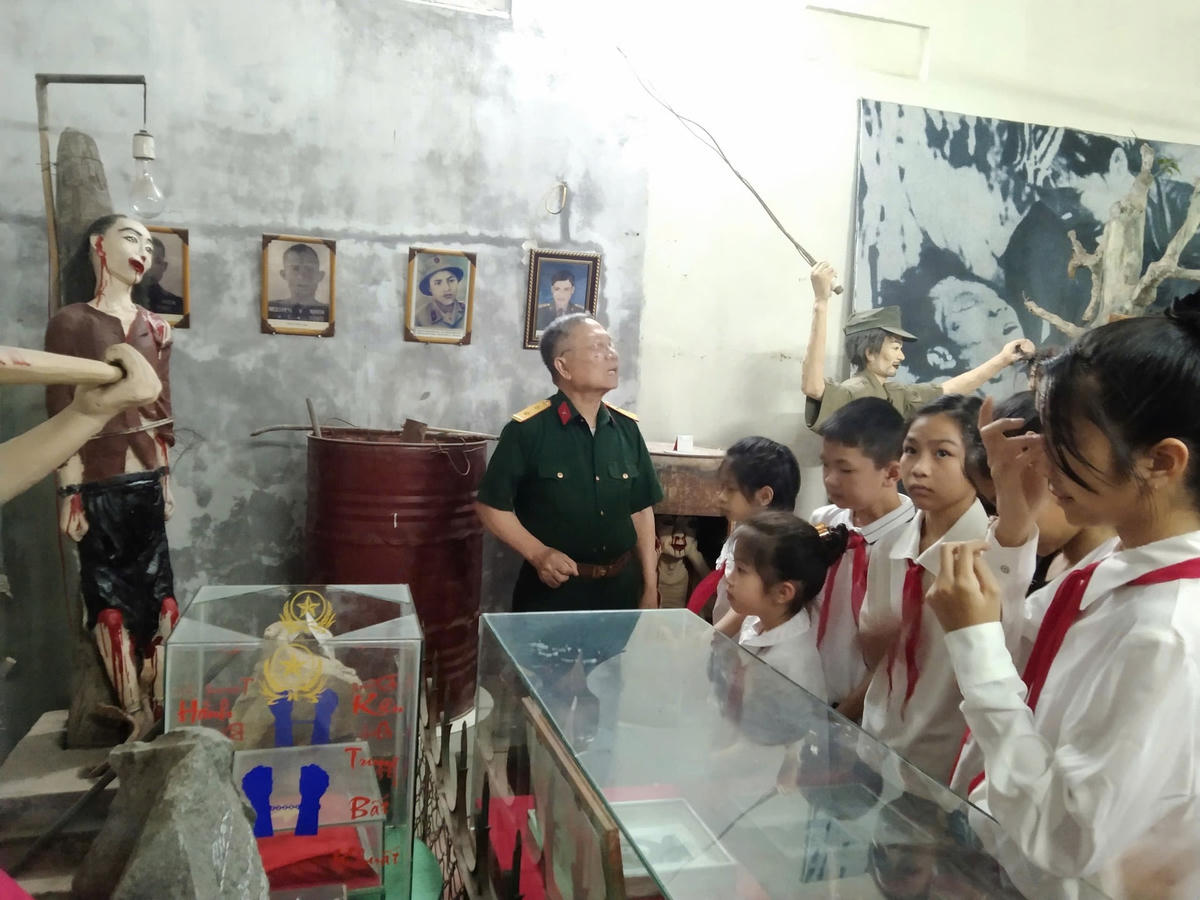 Ông Nguyễn Đình Quốc giới thiệu về các hiện vật