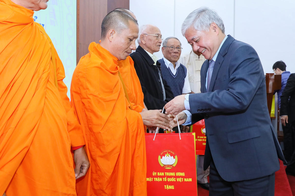 Chủ tịch Đỗ Văn Chiến tặng quà người có uy tín tiêu biểu tỉnh Sóc Trăng.