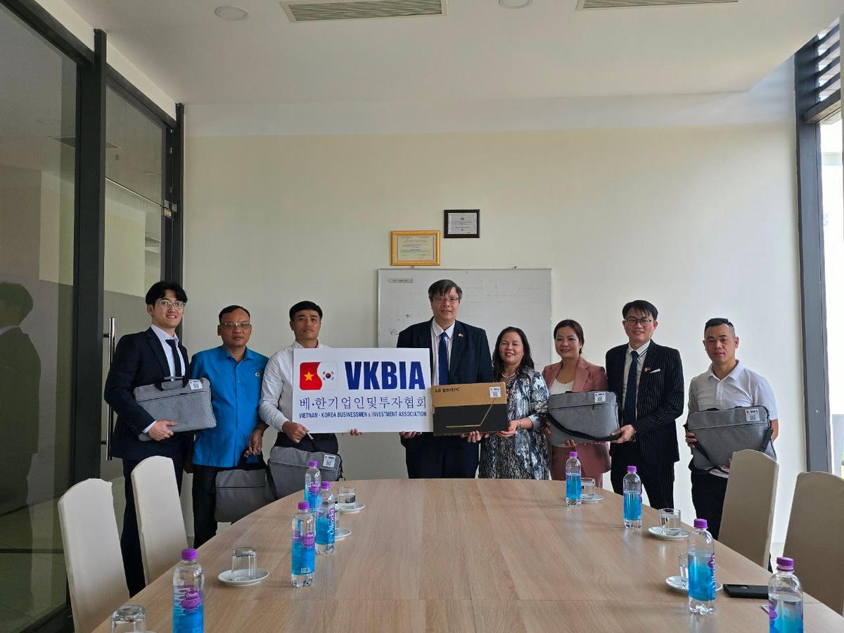 Chủ tịch VKBIA và đoàn công tác VKBIA trong một lần trao quà cho các cán bộ, chiến sĩ hải quân hồi đầu năm 2024