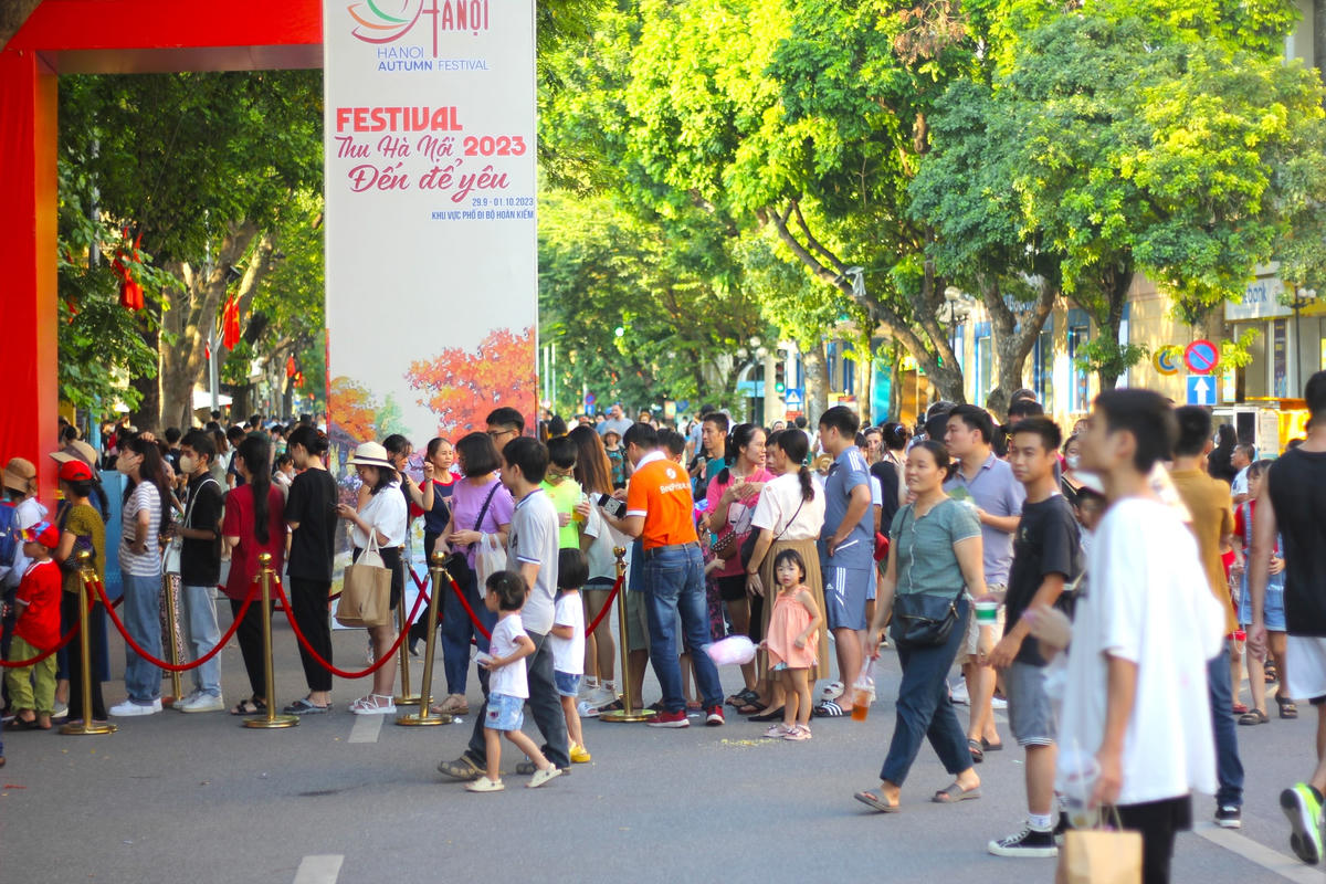 Không khí ngày cuối tại sự kiện vẫn vô cùng tấp nập. Du khách tham gia các hoạt động vui chơi hấp dẫn và trải nghiệm tại những khu ẩm thực phong phú. 